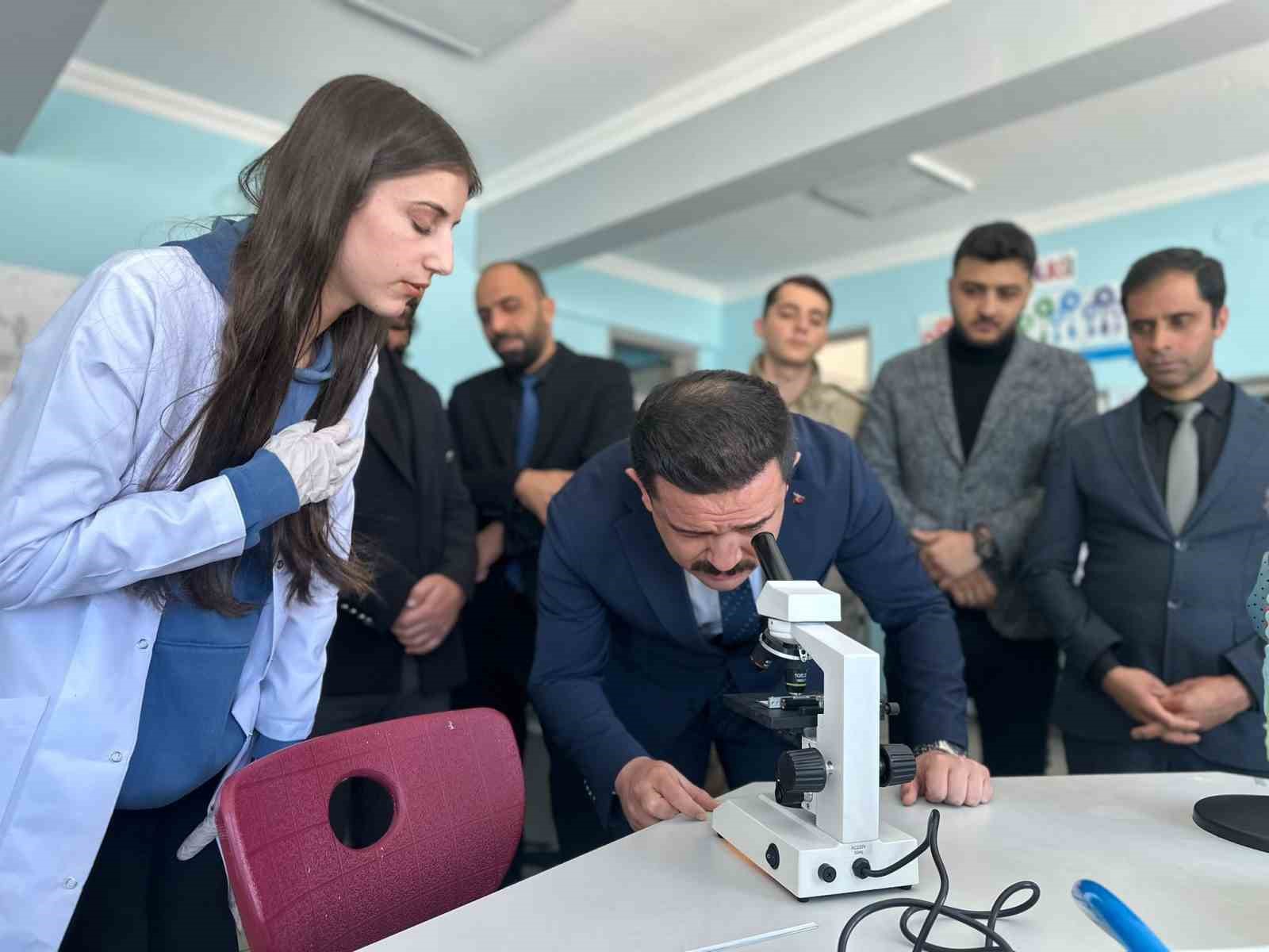 Karayazı Anadolu Lisesi’nde açılan bilim sergisi yoğun ilgi gördü
