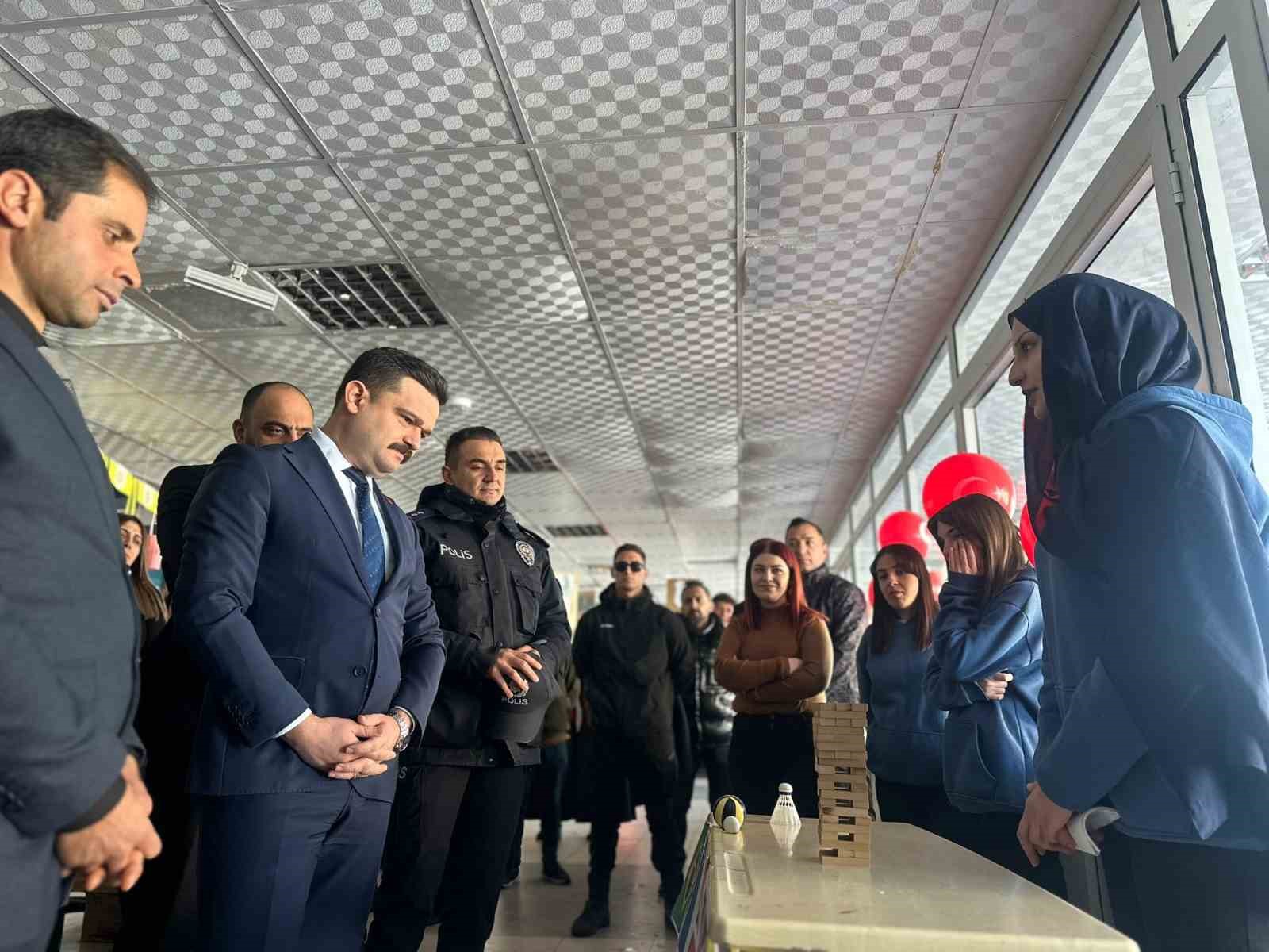 Karayazı Anadolu Lisesi’nde açılan bilim sergisi yoğun ilgi gördü
