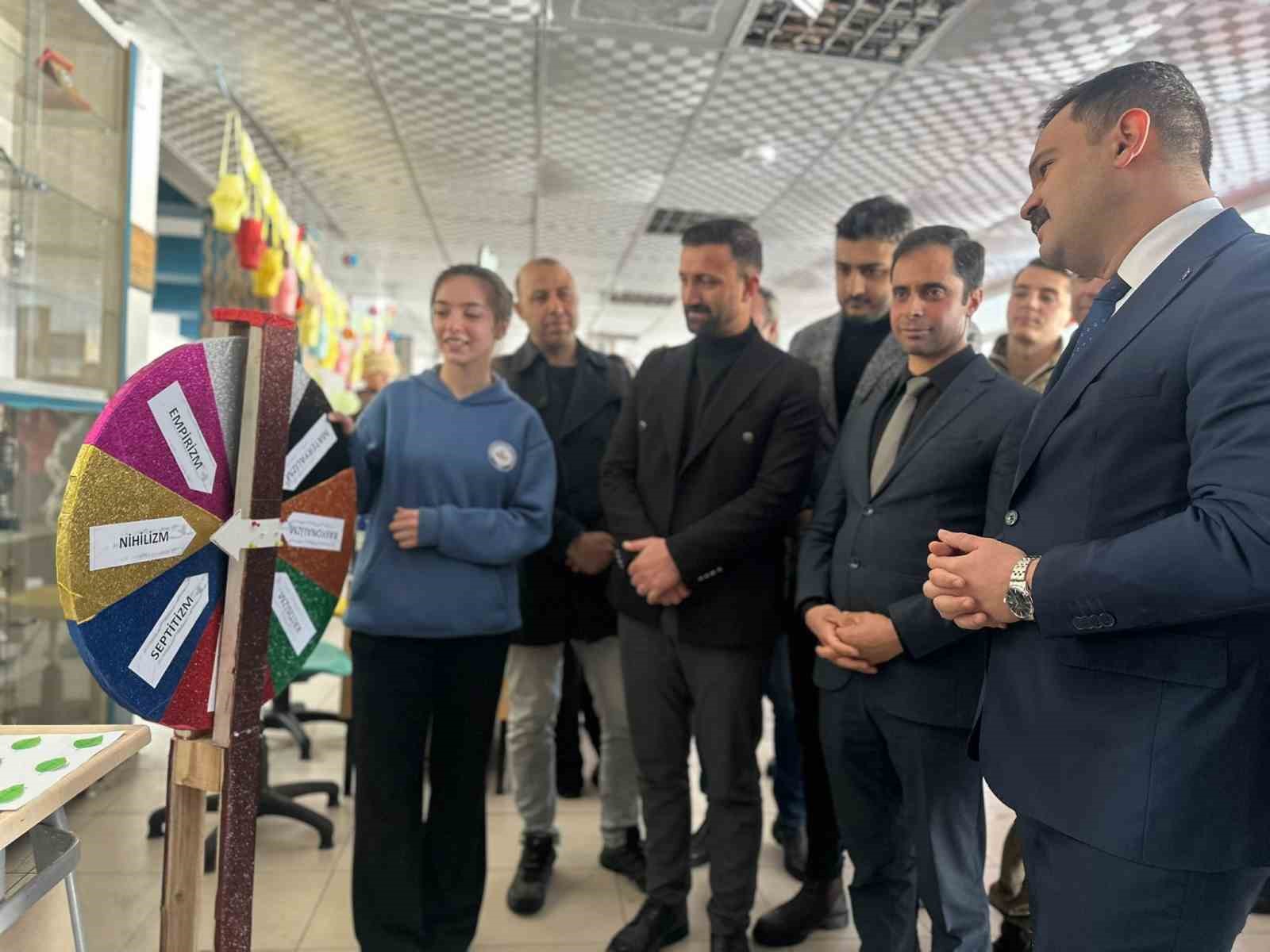 Karayazı Anadolu Lisesi’nde açılan bilim sergisi yoğun ilgi gördü
