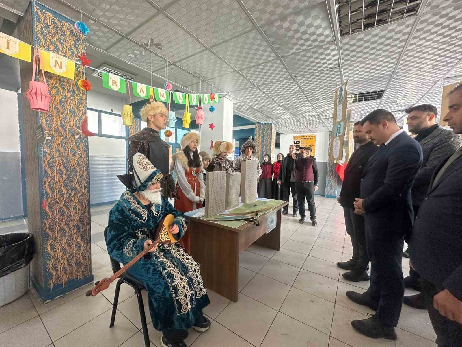 Karayazı Anadolu Lisesi’nde açılan bilim sergisi yoğun ilgi gördü
