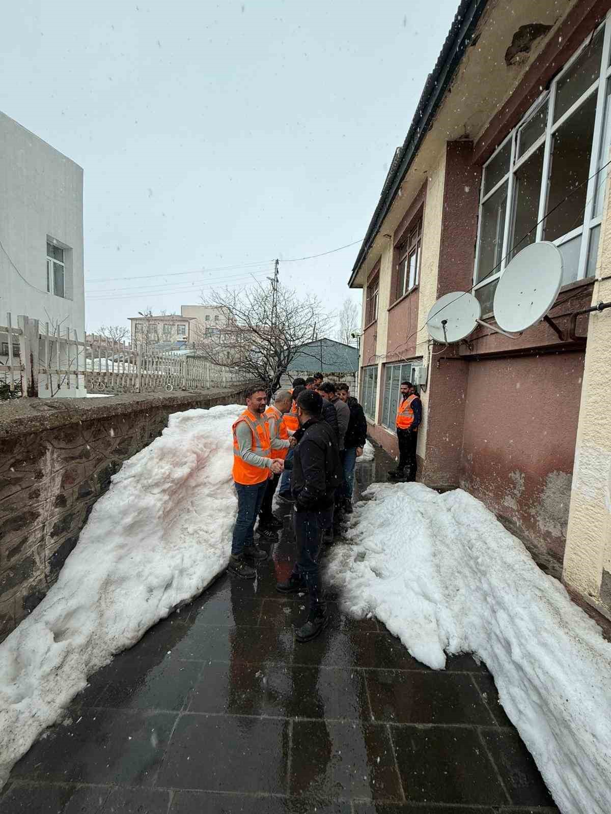 Karayazı esnaf derneğinden örnek dayanışma
Karayazı esnaf derneğinden örnek dayanışma