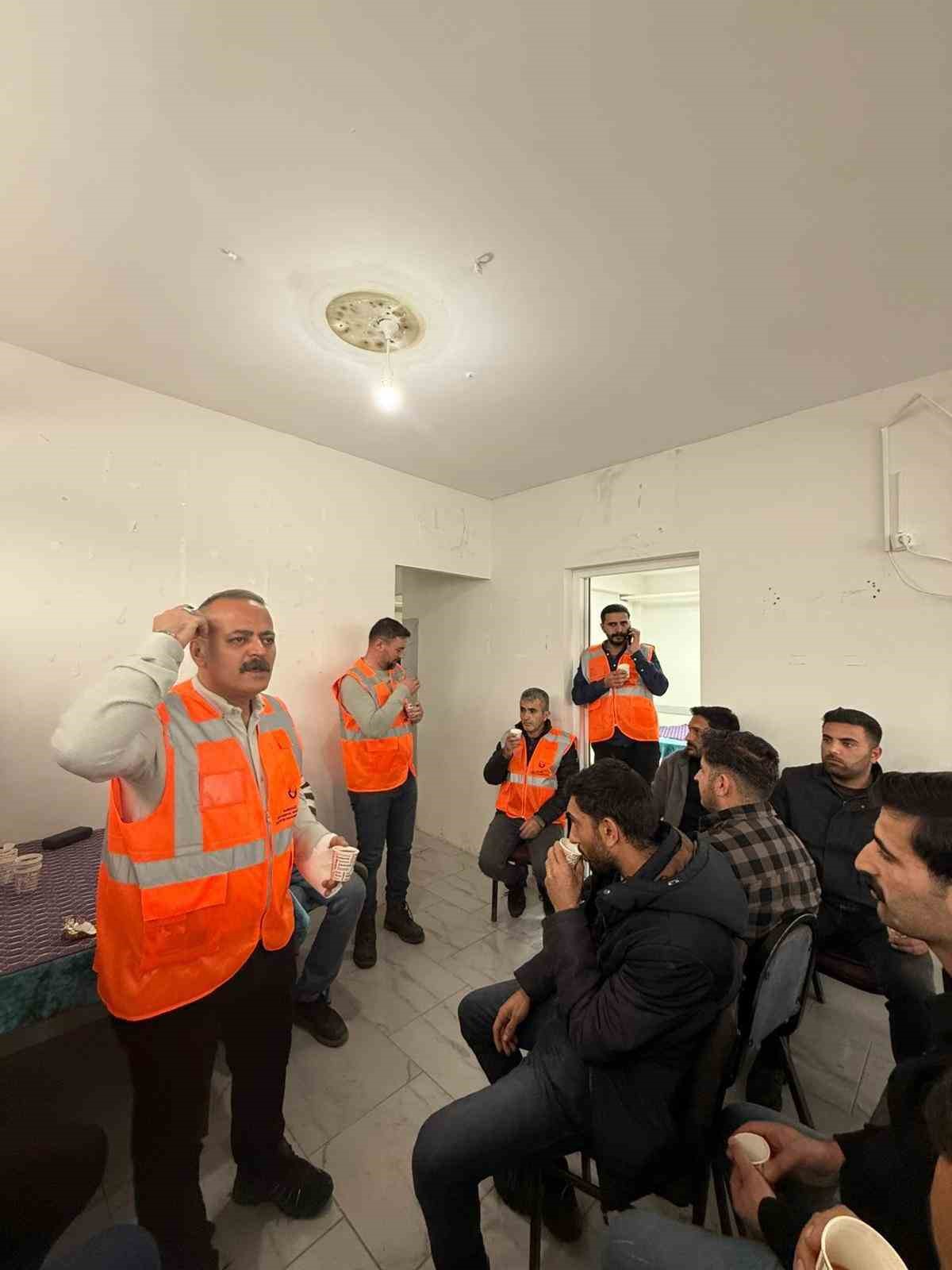 Karayazı esnaf derneğinden örnek dayanışma
Karayazı esnaf derneğinden örnek dayanışma