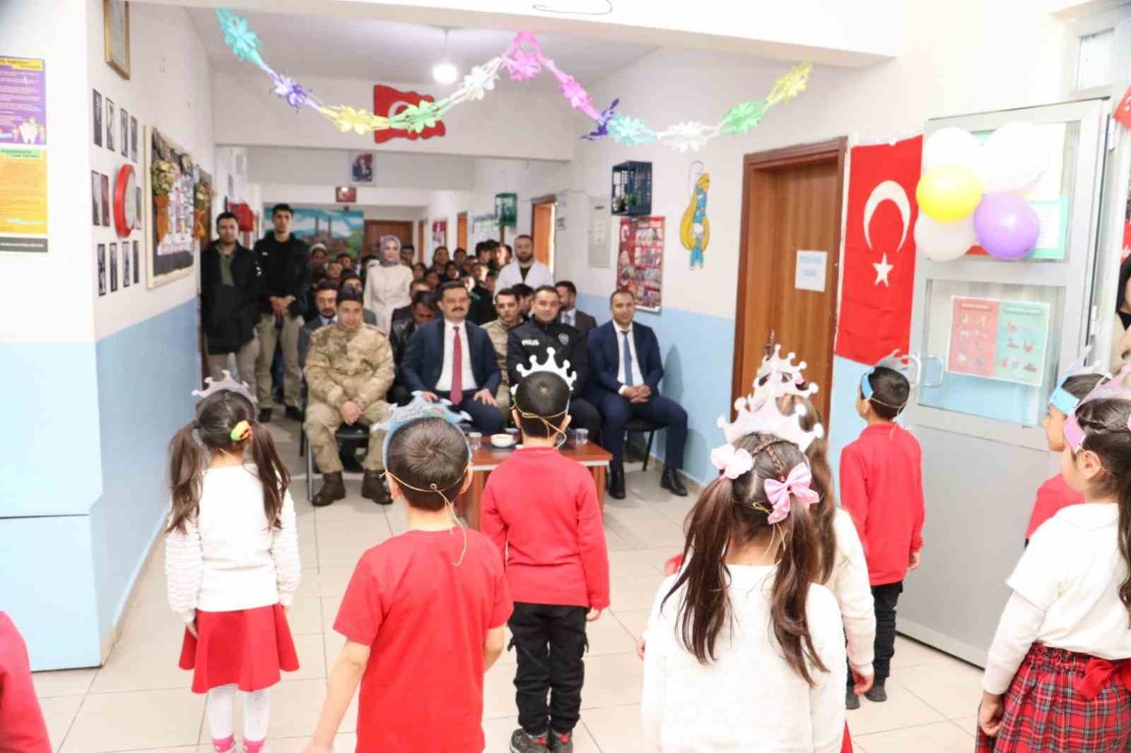 Karayazı Karşıyaka İlkokulu’nda okuma bayramı coşkusu
