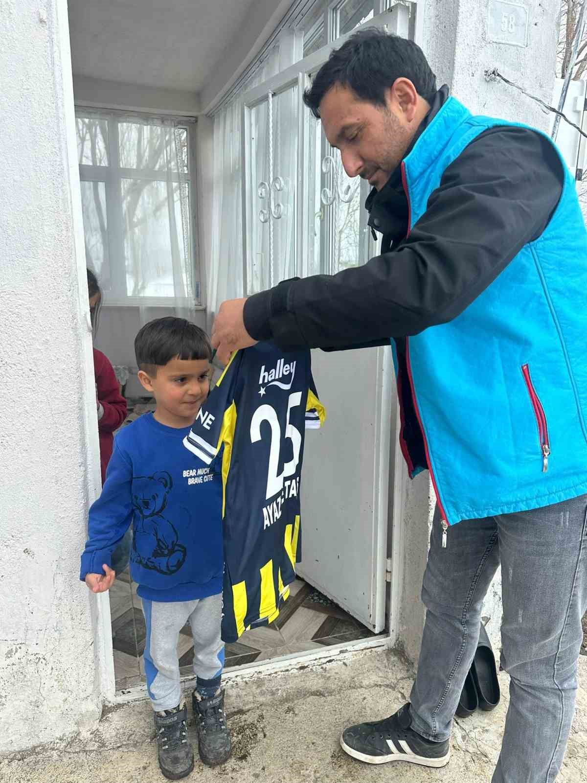 Karayazı Kaymakamı Titiz’den çocuklara anlamlı sürpriz
