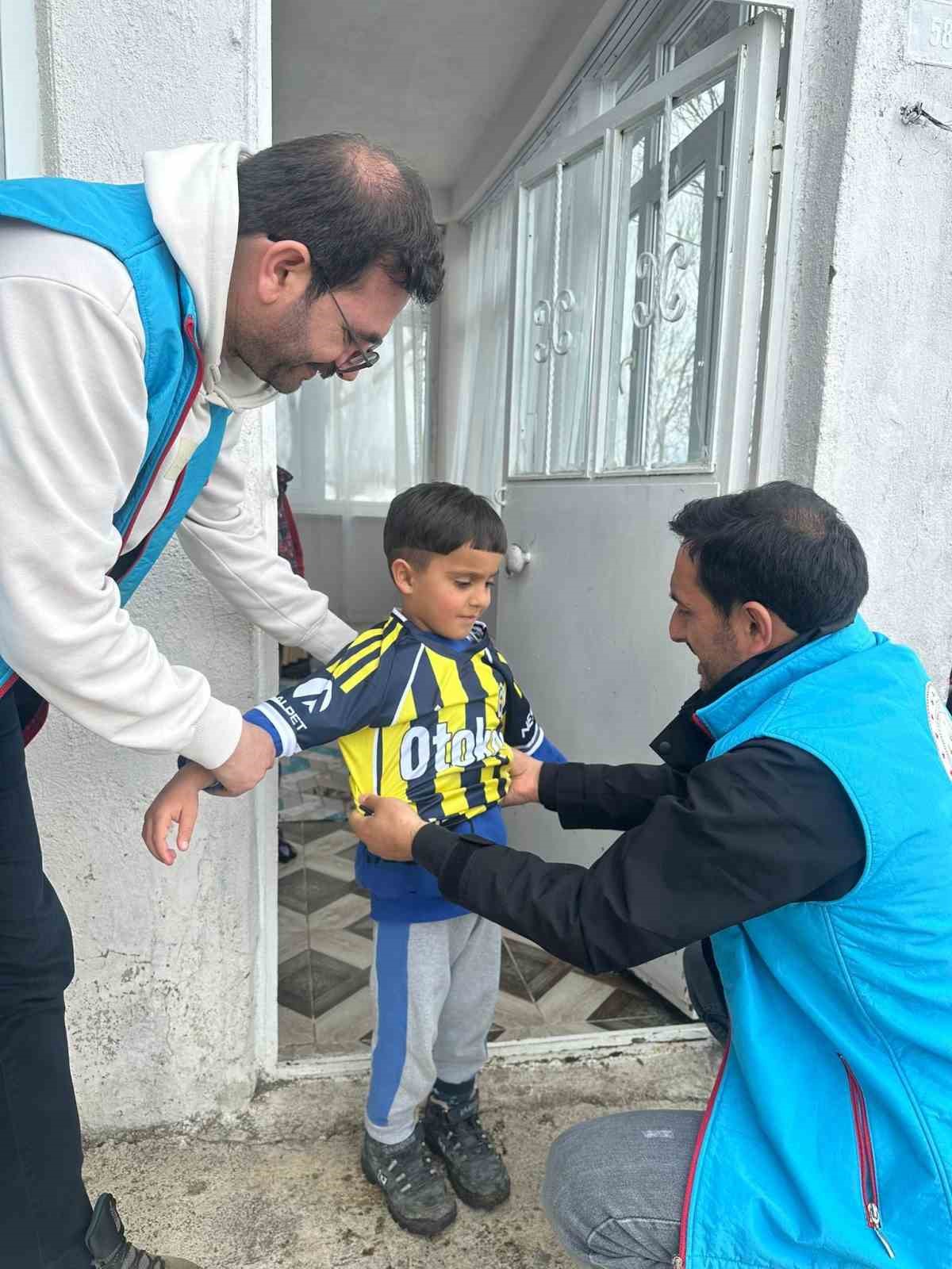 Karayazı Kaymakamı Titiz’den çocuklara anlamlı sürpriz
