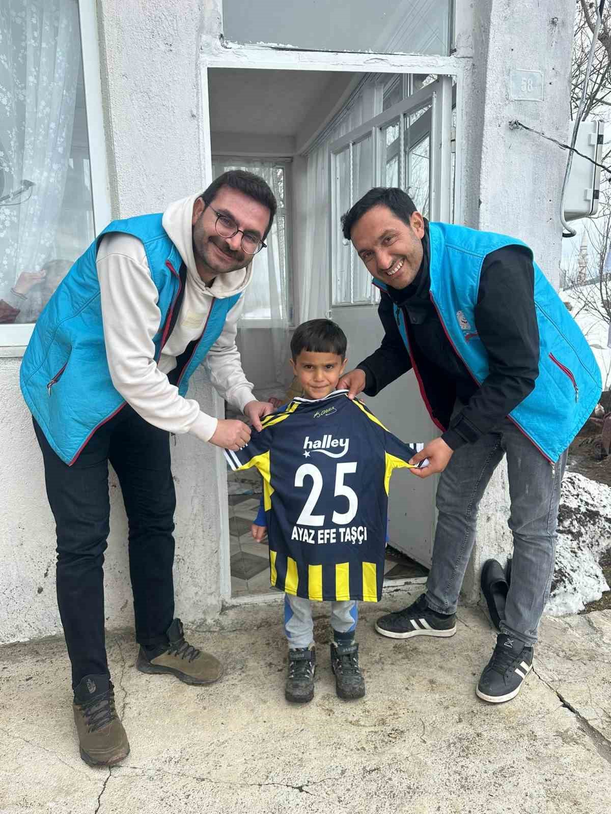 Karayazı Kaymakamı Titiz’den çocuklara anlamlı sürpriz
