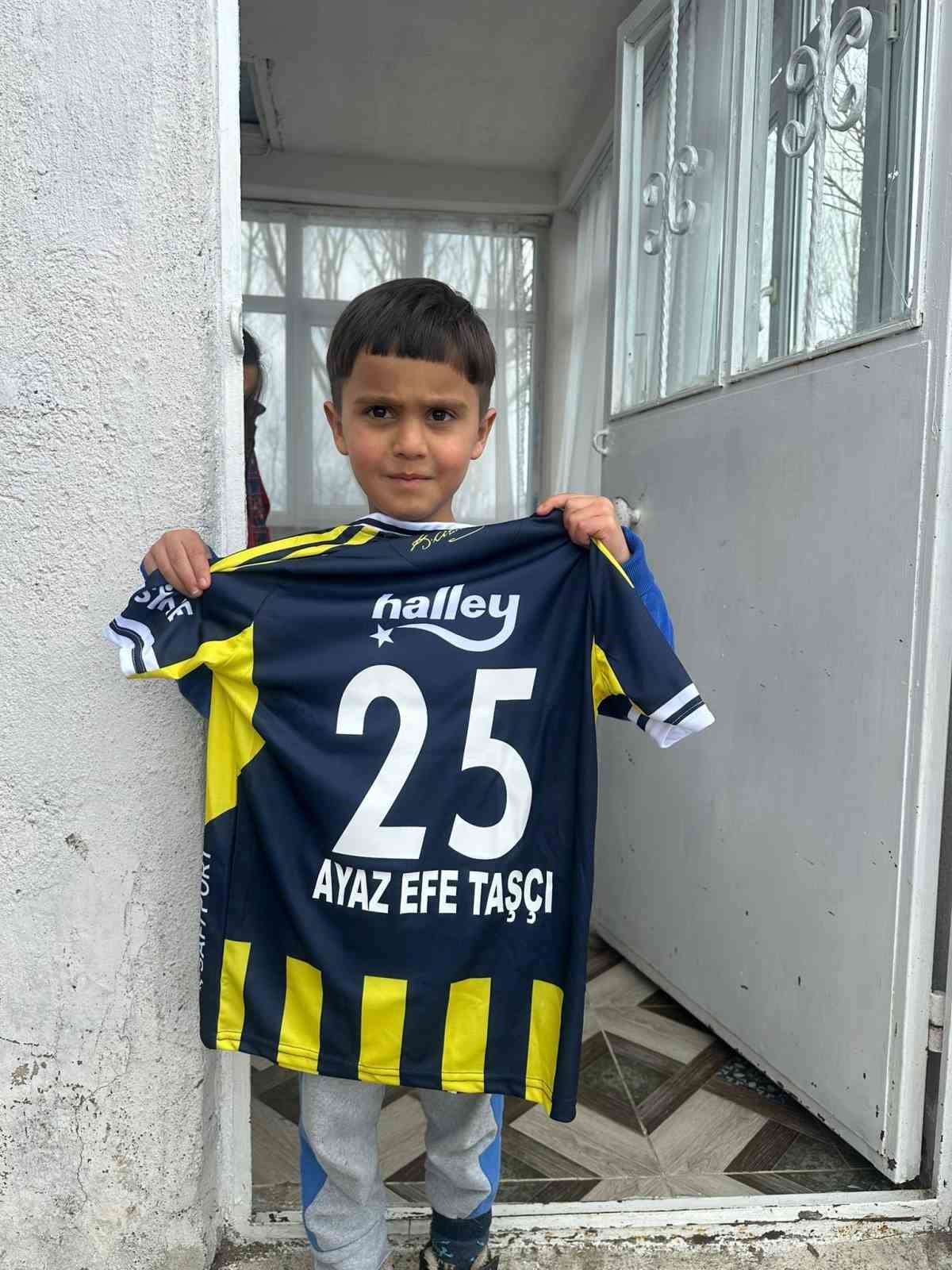 Karayazı Kaymakamı Titiz’den çocuklara anlamlı sürpriz
