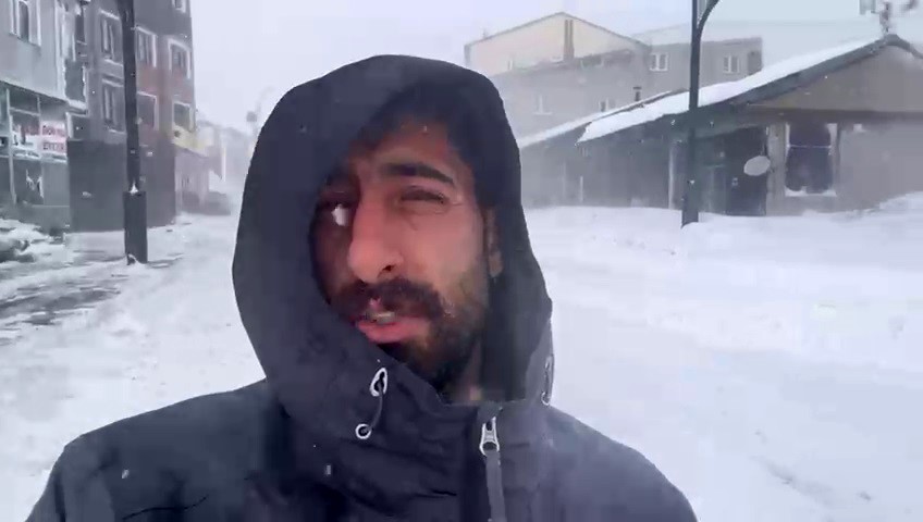 Karayazı’da fırtına etkili oluyor
