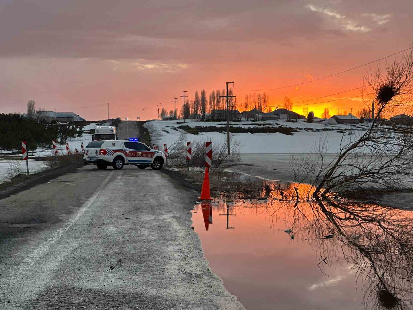 Karayazı’da gölet taştı, yol ulaşıma kapatıldı
