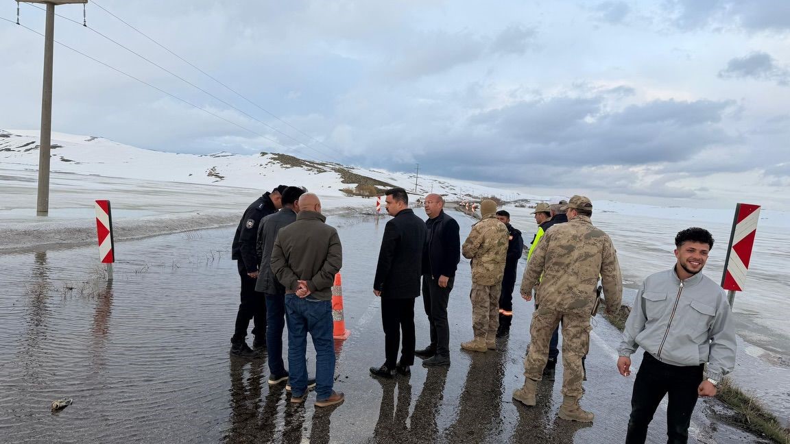 Karayazı’da gölet taştı, yol ulaşıma kapatıldı
