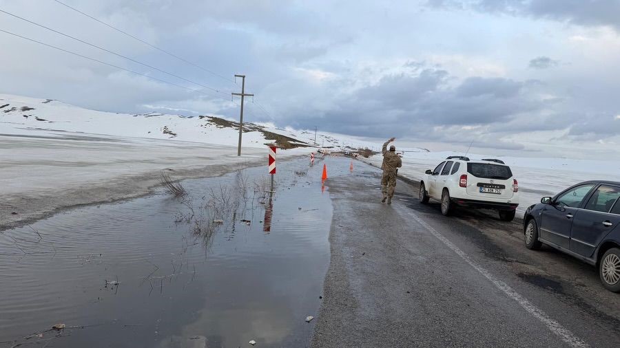 Karayazı’da gölet taştı, yol ulaşıma kapatıldı

