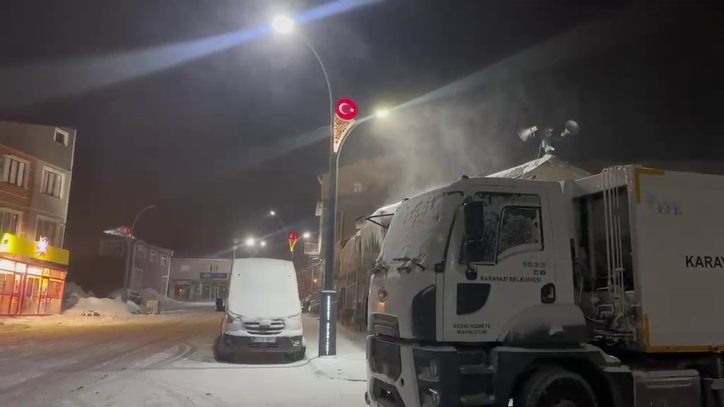 Karayazı’da kar ve tip etkili
