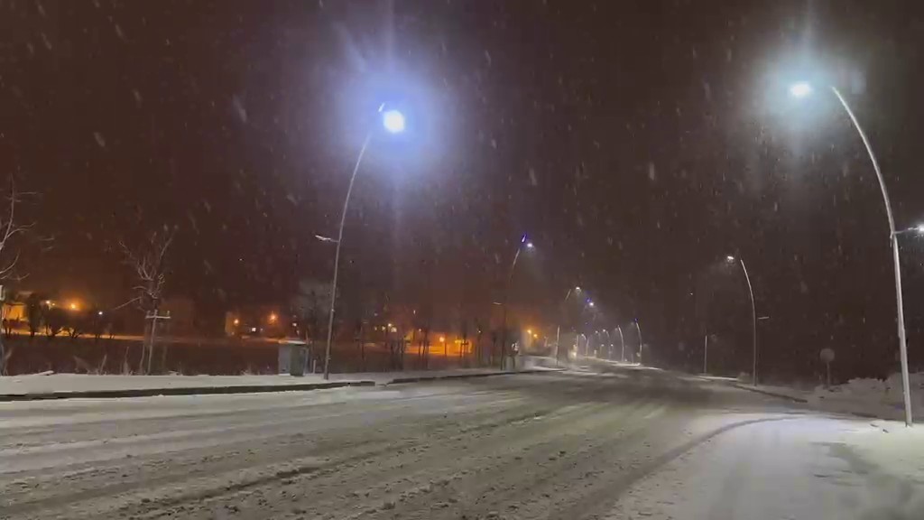 Karayazı’da kar ve tip etkili
