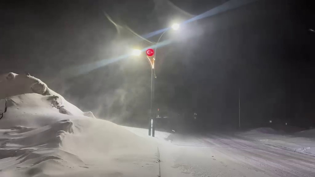 Karayazı’da kar ve tip etkili
