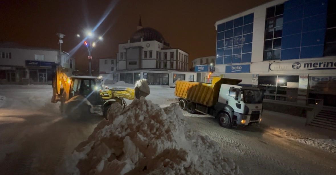 Karayazı’da karla mücadele: 81 köy yolu ulaşıma açıldı
