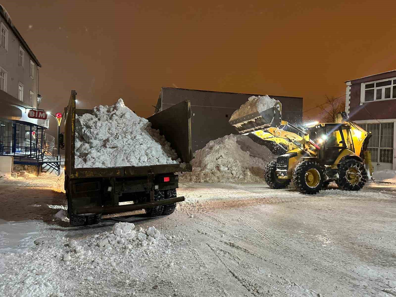 Karayazı’da karla mücadele: 81 köy yolu ulaşıma açıldı
