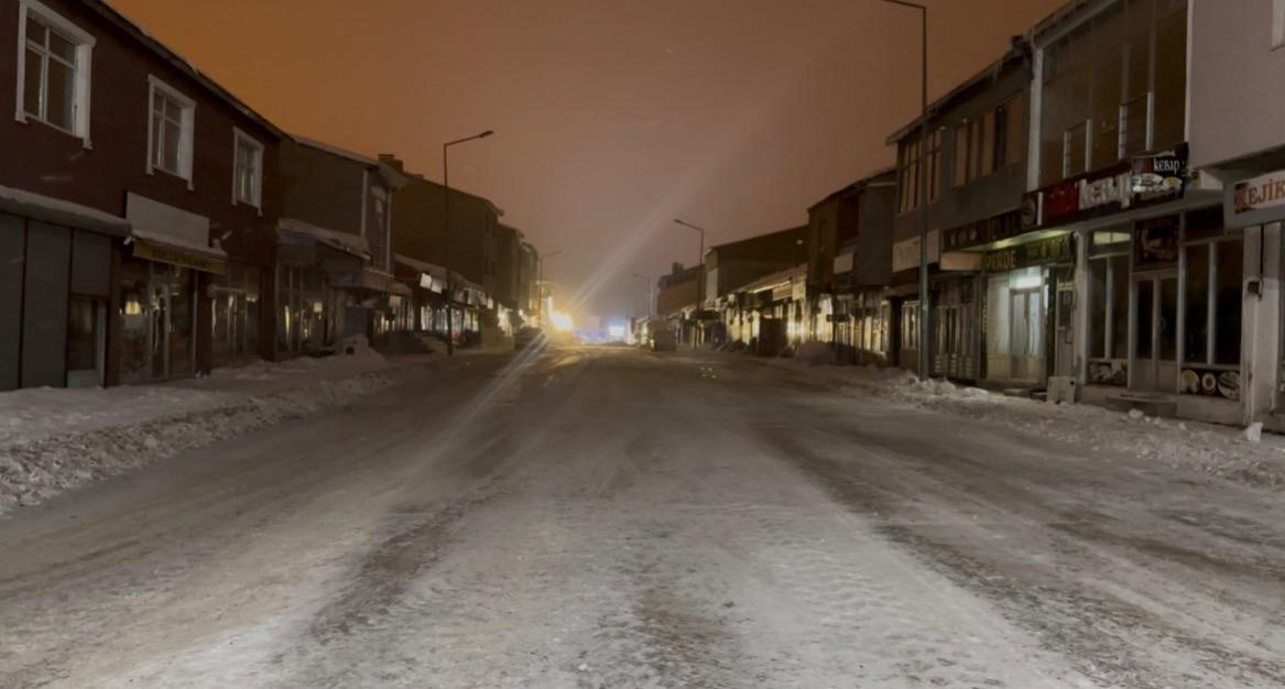 Karayazı’da karla mücadele: 81 köy yolu ulaşıma açıldı
