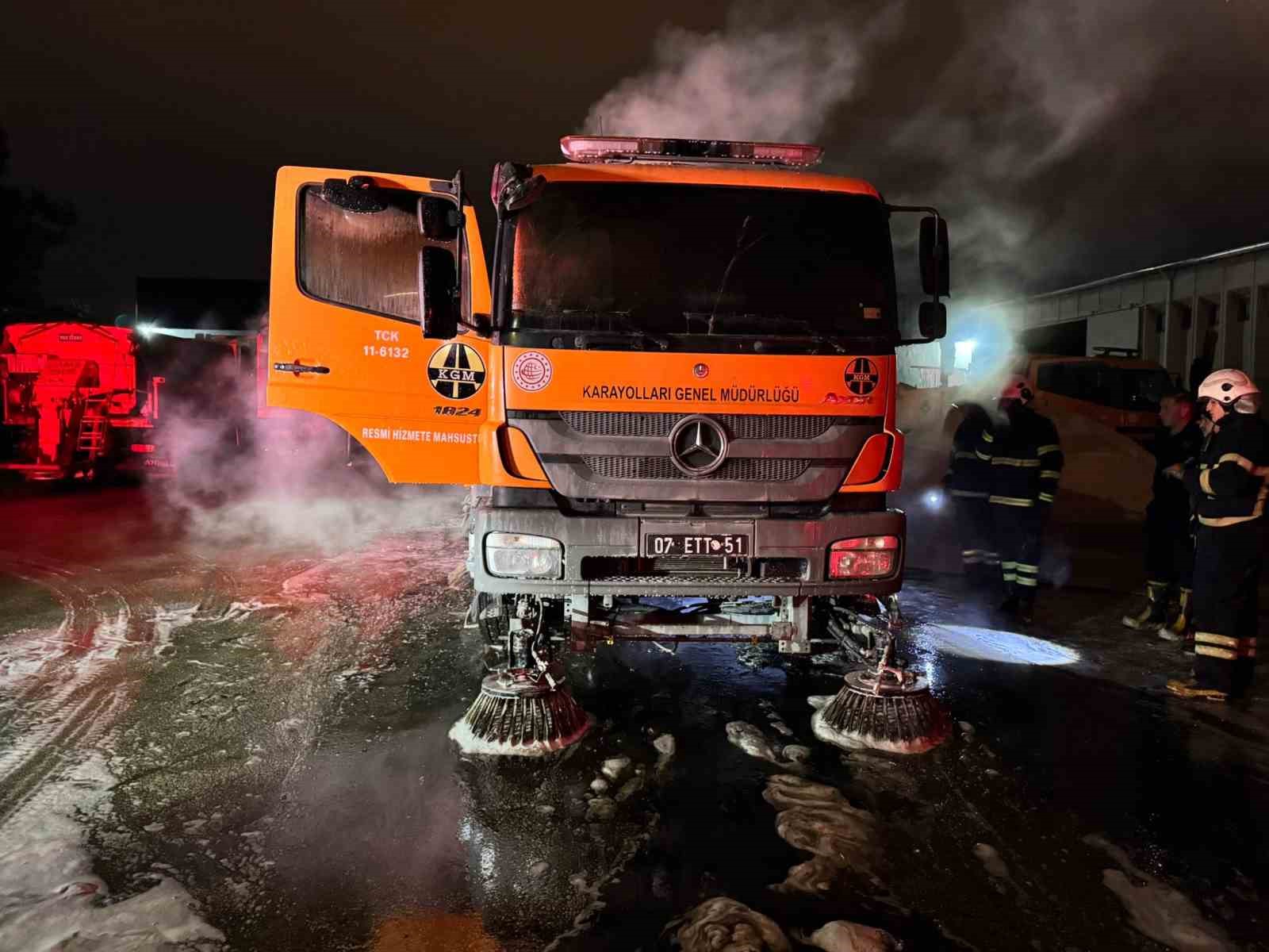 Karayolları’na ait kamyon alevlere teslim oldu
