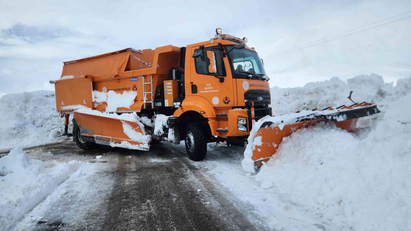 Karayollarına kadın eli: En zor şartlarda sahada
