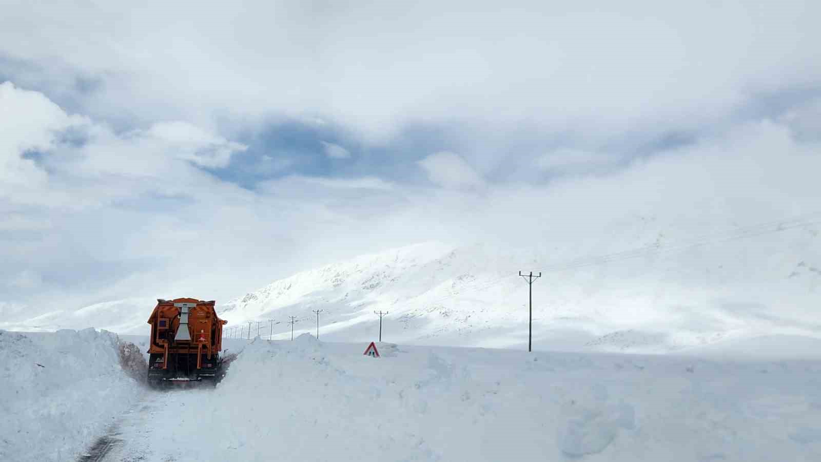 Karayollarına kadın eli: En zor şartlarda sahada
