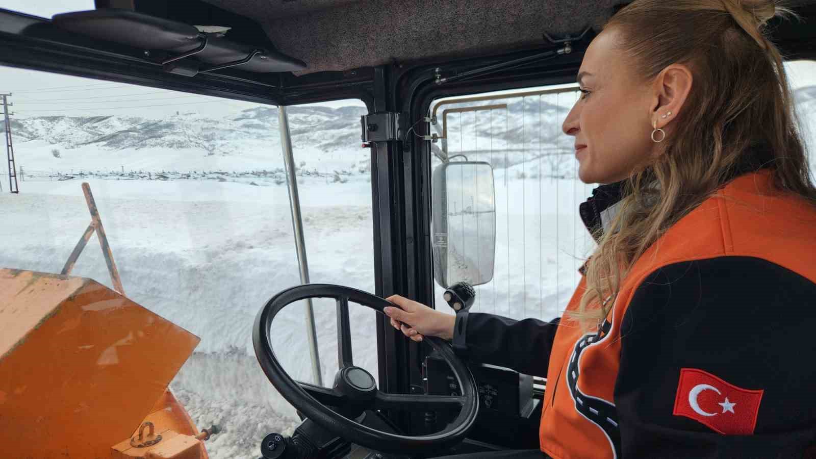 Karayollarına kadın eli: En zor şartlarda sahada
