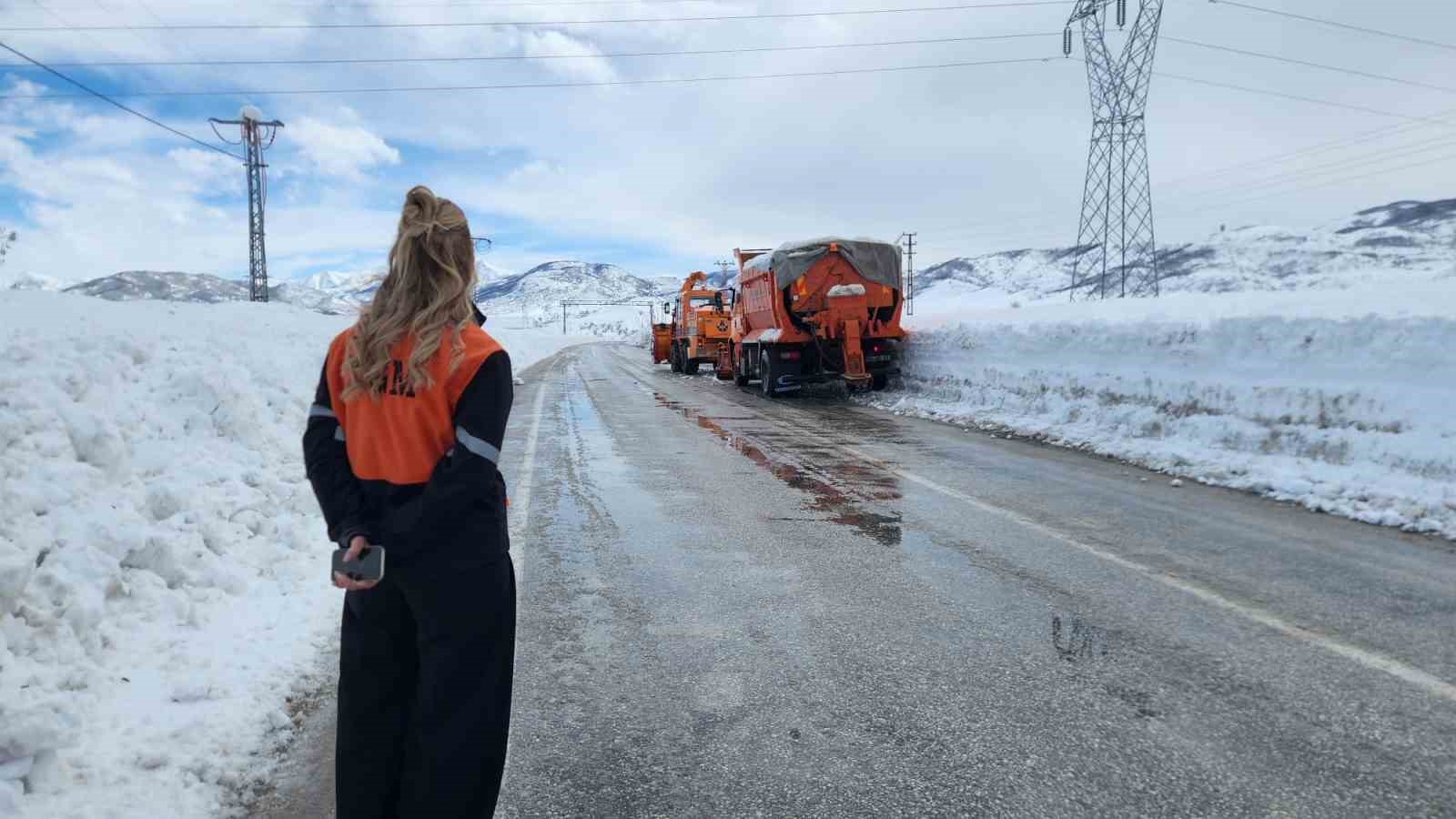 Karayollarına kadın eli: En zor şartlarda sahada
