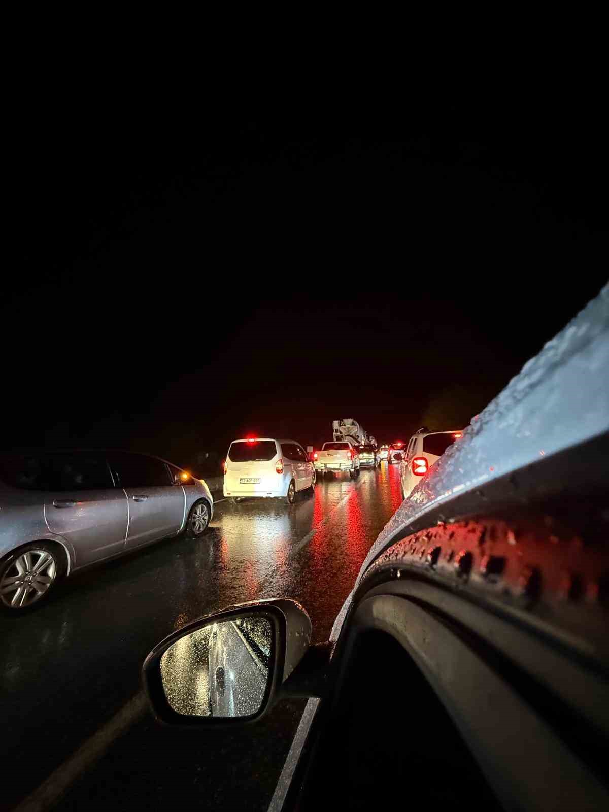 Karayoluna düşen taşlar ulaşımda aksamalara neden oldu
