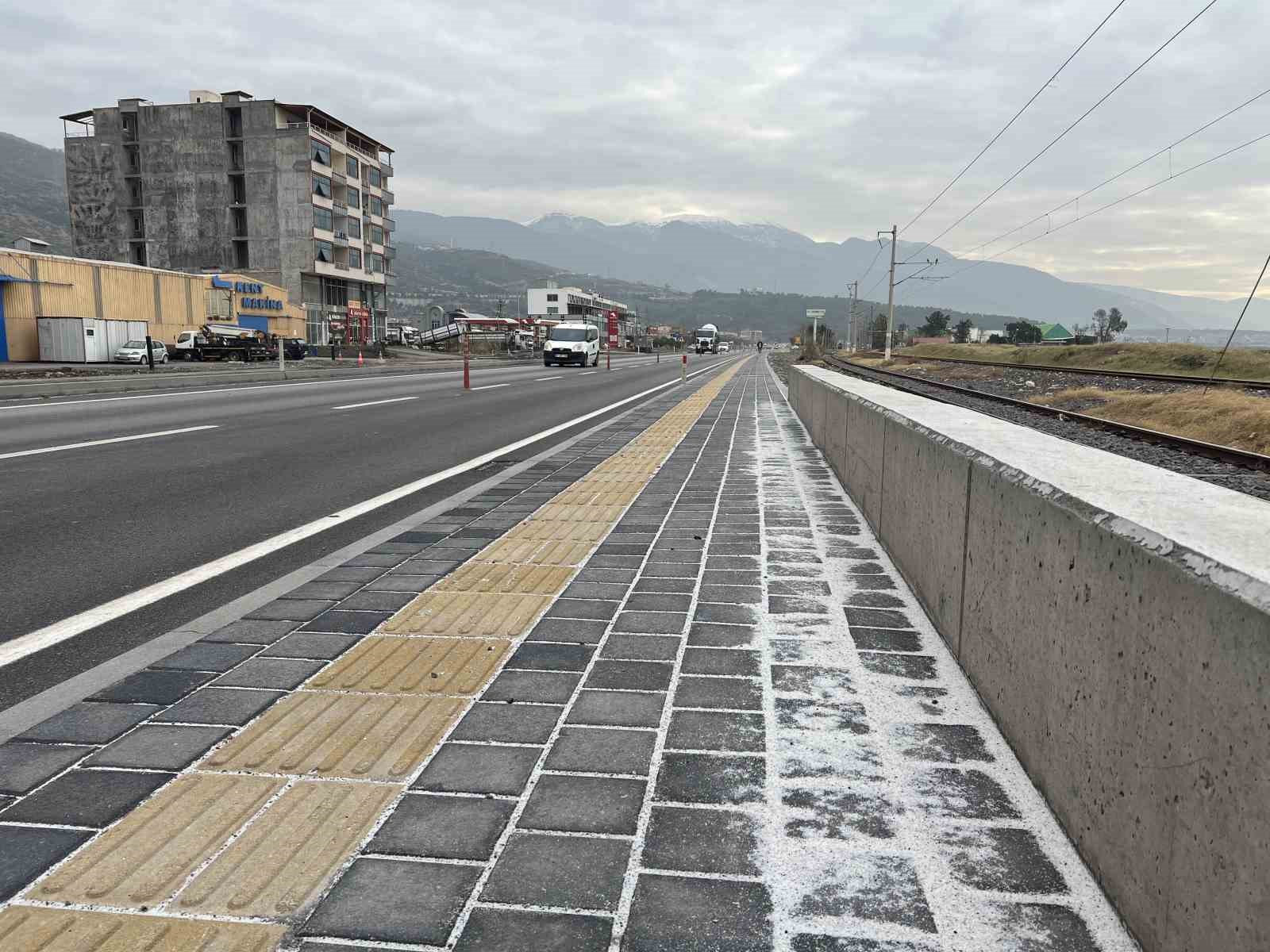 Karayolunun kenarında beyaz örtü oluşturan tırlardan dökülen gübreler, fırçalarla toplanarak bahçelerde değerlendiriliyor
Karayolunun kenarında beyaz örtü oluşturan tırlardan dökülen gübreler, fırçalarla toplanarak bahçelerde değerlendiriliyor