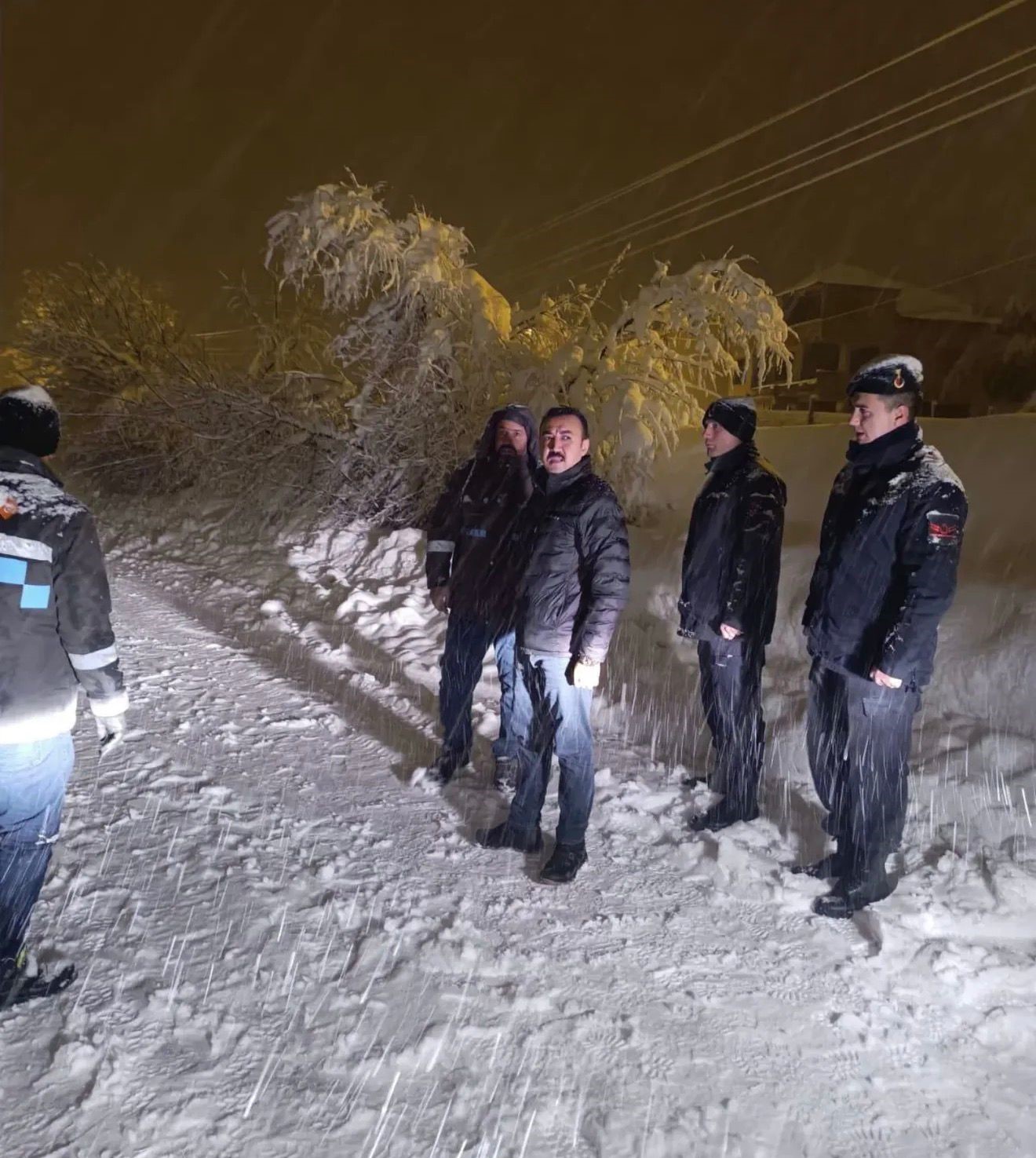 Karda kayan CNG tankeri devrildi
