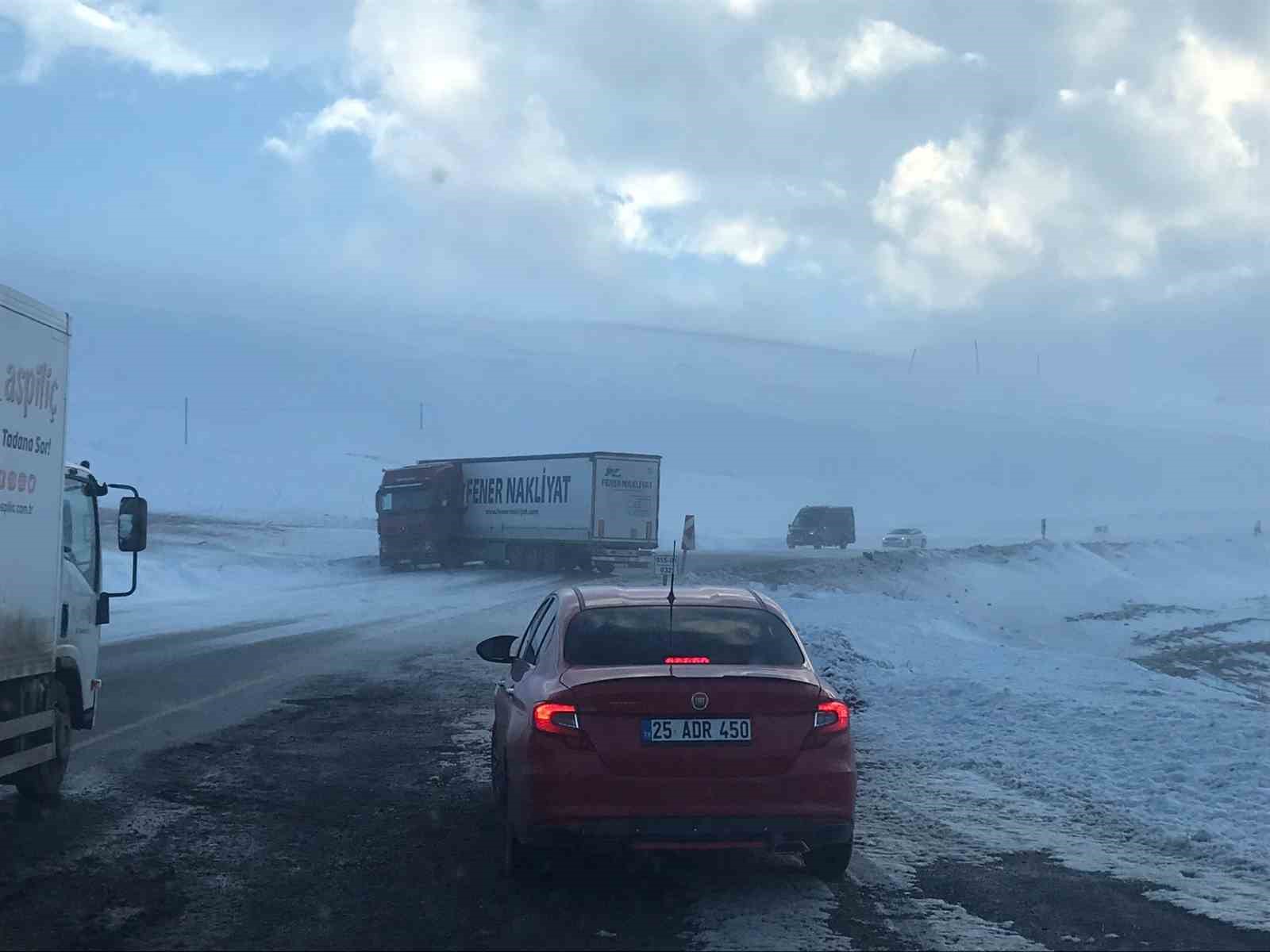 Karda kayan tır yolu ulaşımı kapattı

