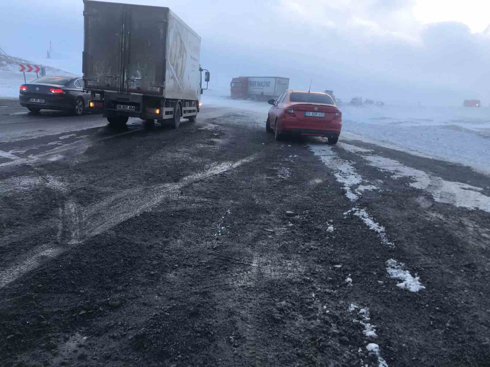Karda kayan tır yolu ulaşımı kapattı
