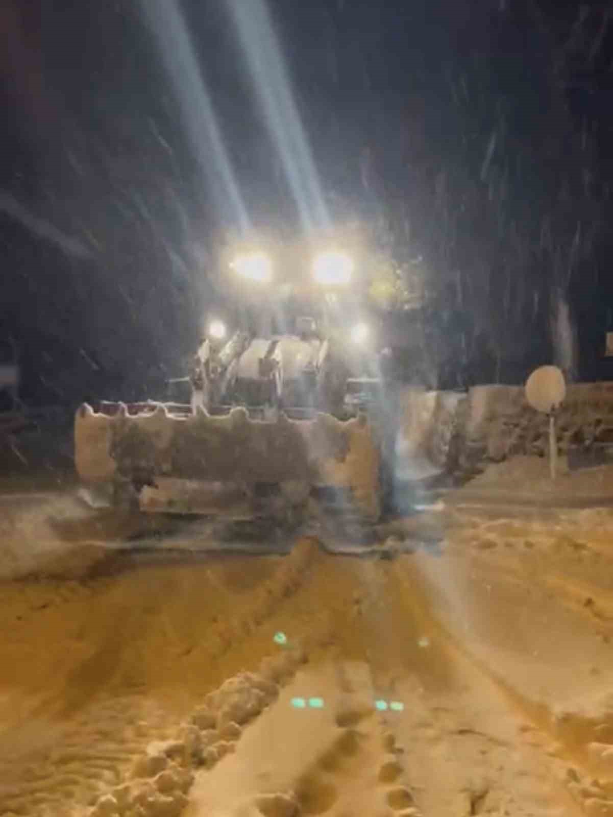 Karda mahsur kalan 50 işçi kurtarıldı
