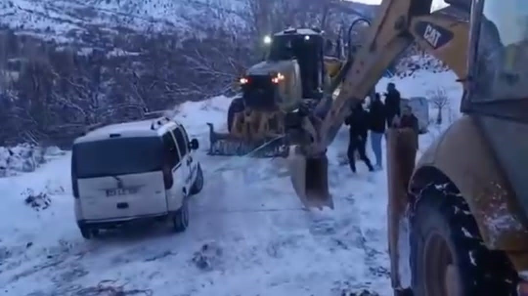 Karda mahsur kalan araç, ekipler tarafından kurtarıldı
