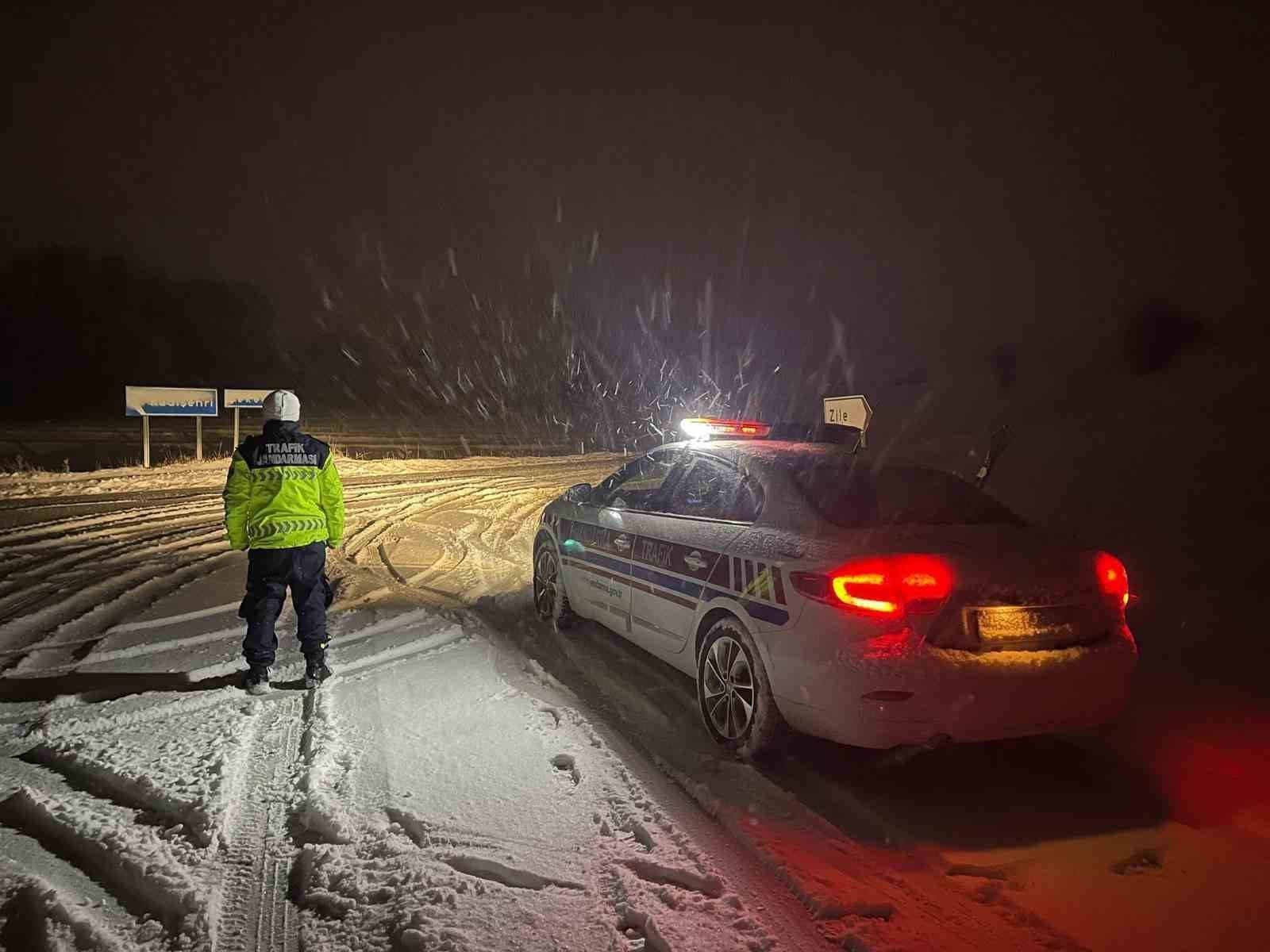 Karda mahsur kalan araçların imdadına Jandarma ekipleri yetişti
