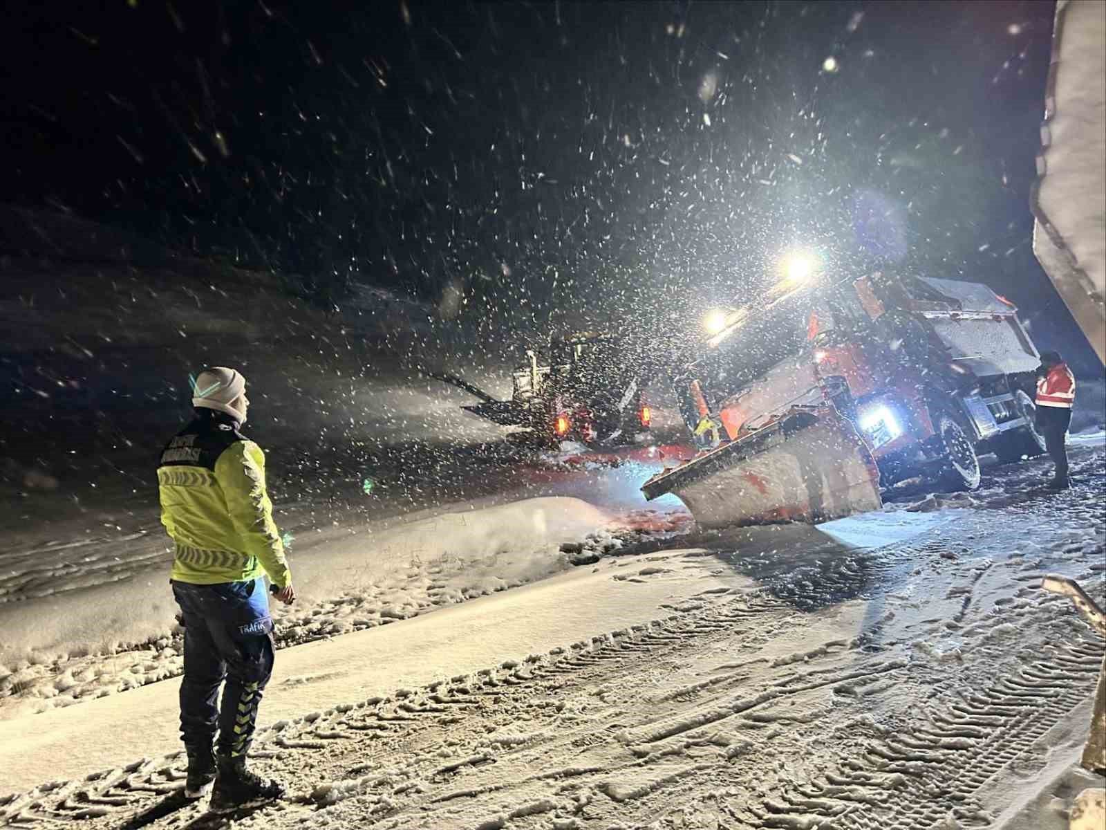 Karda mahsur kalan araçların imdadına Jandarma ekipleri yetişti
