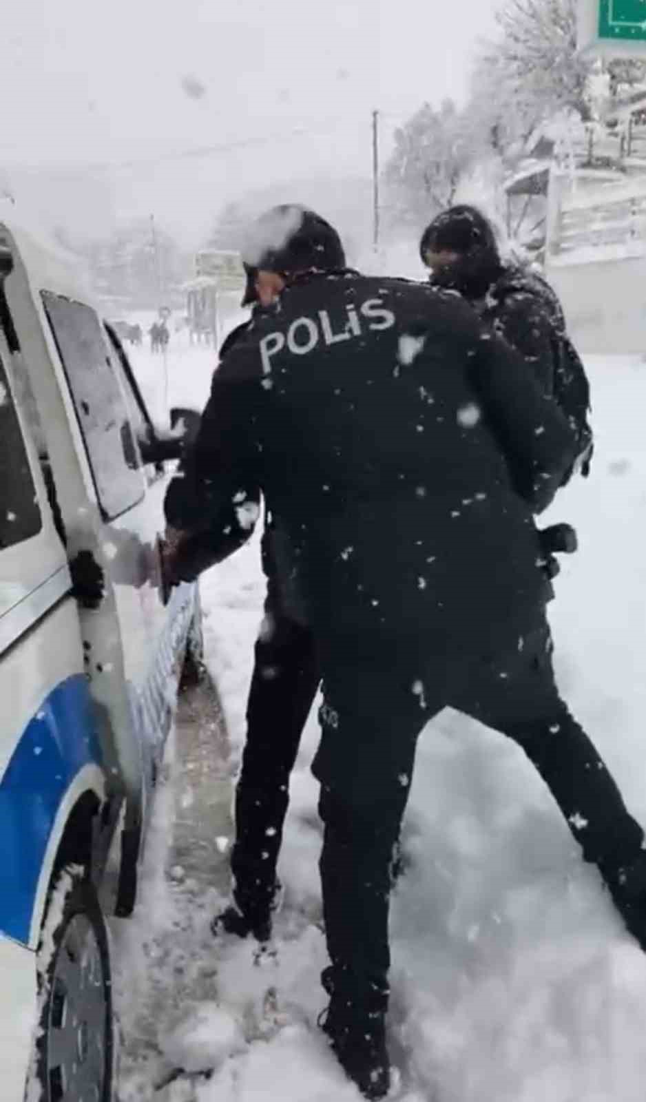 Karda mahsur kalan öğrencilere emniyet ekipleri yetişti
