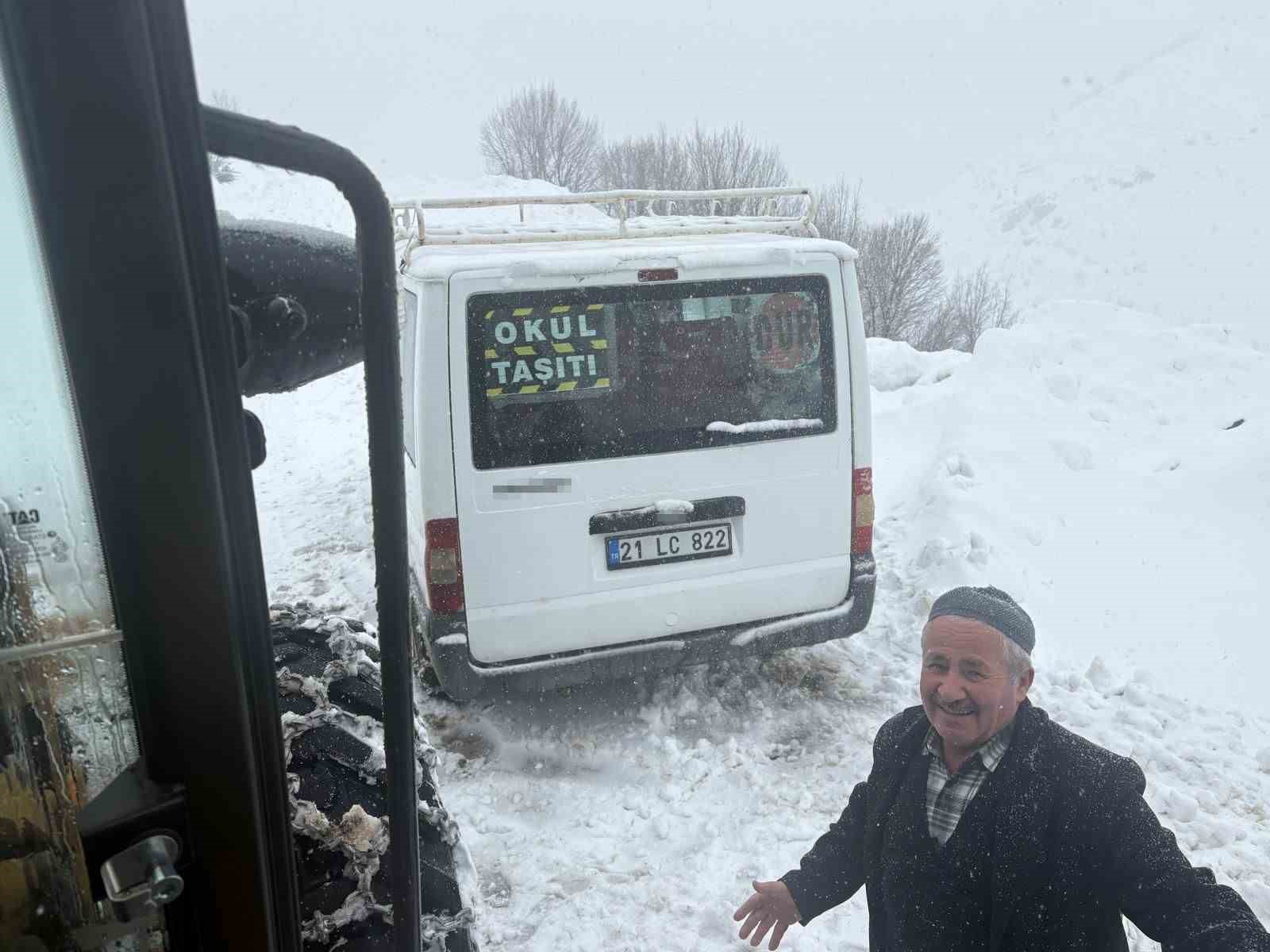 Karda mahsur kalan öğrencilerin minibüsü kurtarıldı
