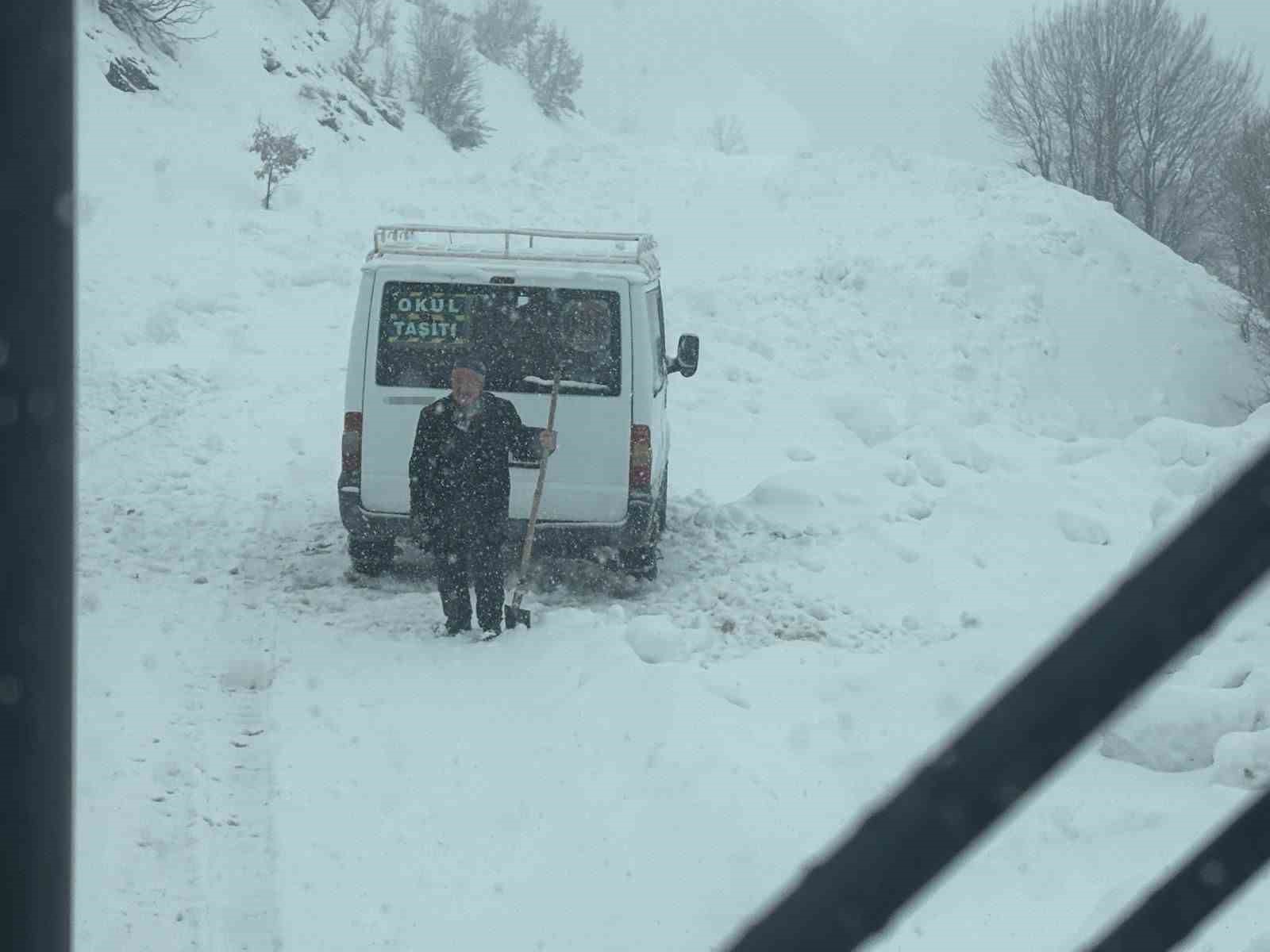 Karda mahsur kalan öğrencilerin minibüsü kurtarıldı
