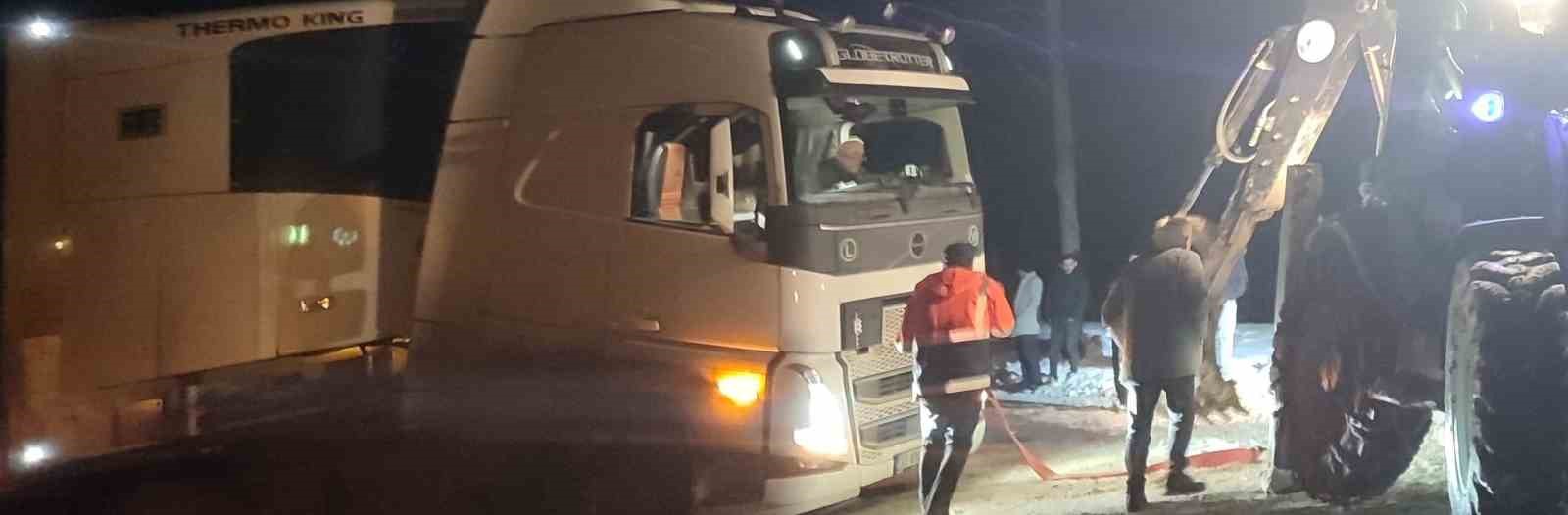 Karda mahsur kalan tır belediye ekipleriyle kurtarıldı

