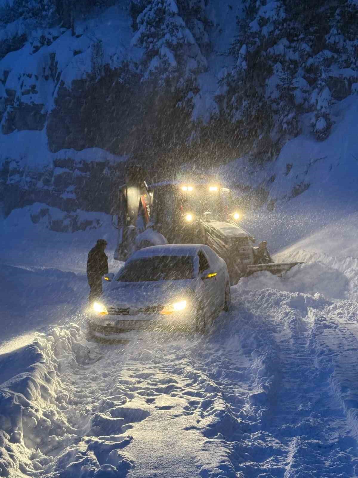 Karda mahsur kalan tır belediye ekipleriyle kurtarıldı
