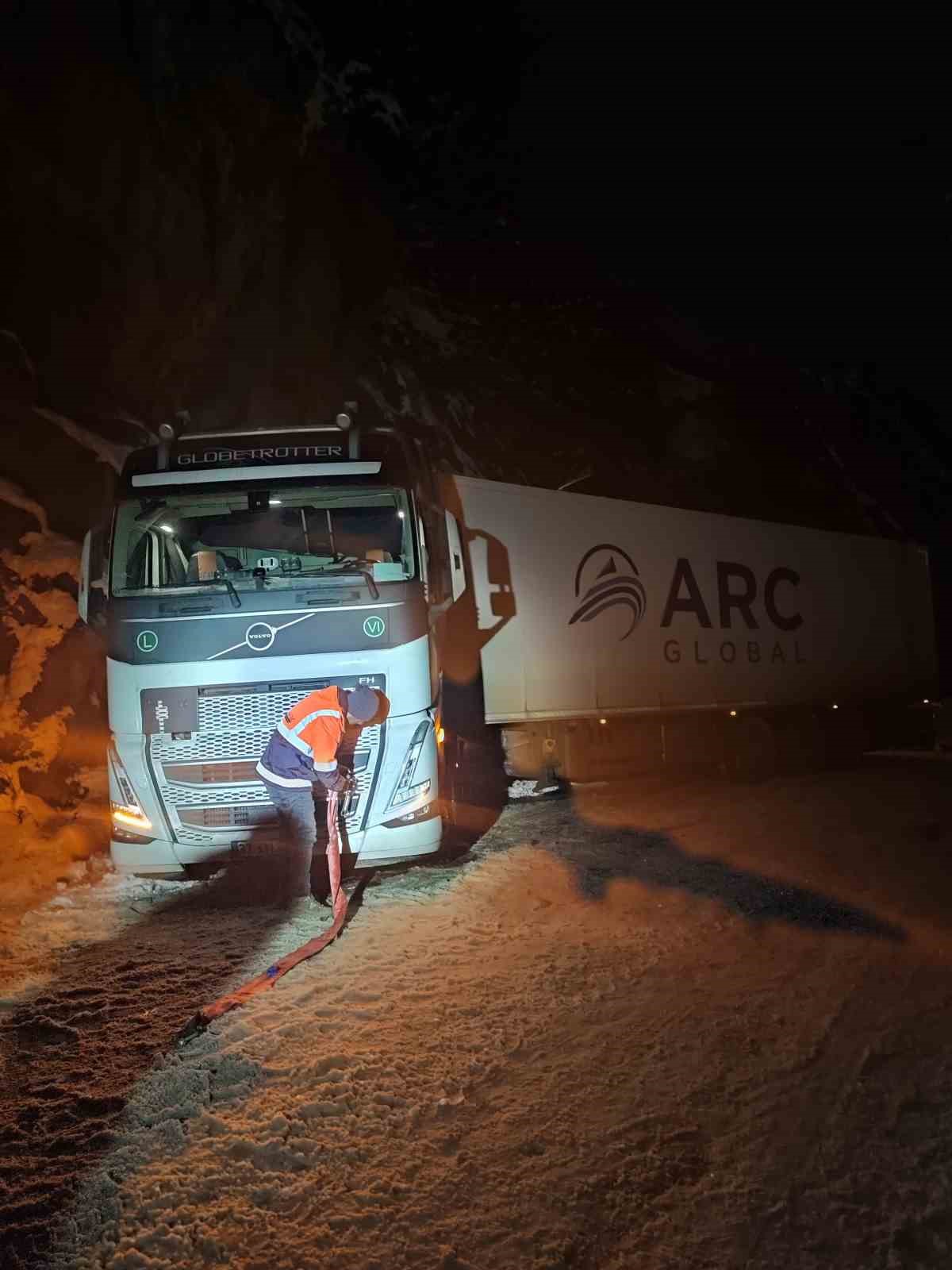 Karda mahsur kalan tır belediye ekipleriyle kurtarıldı
