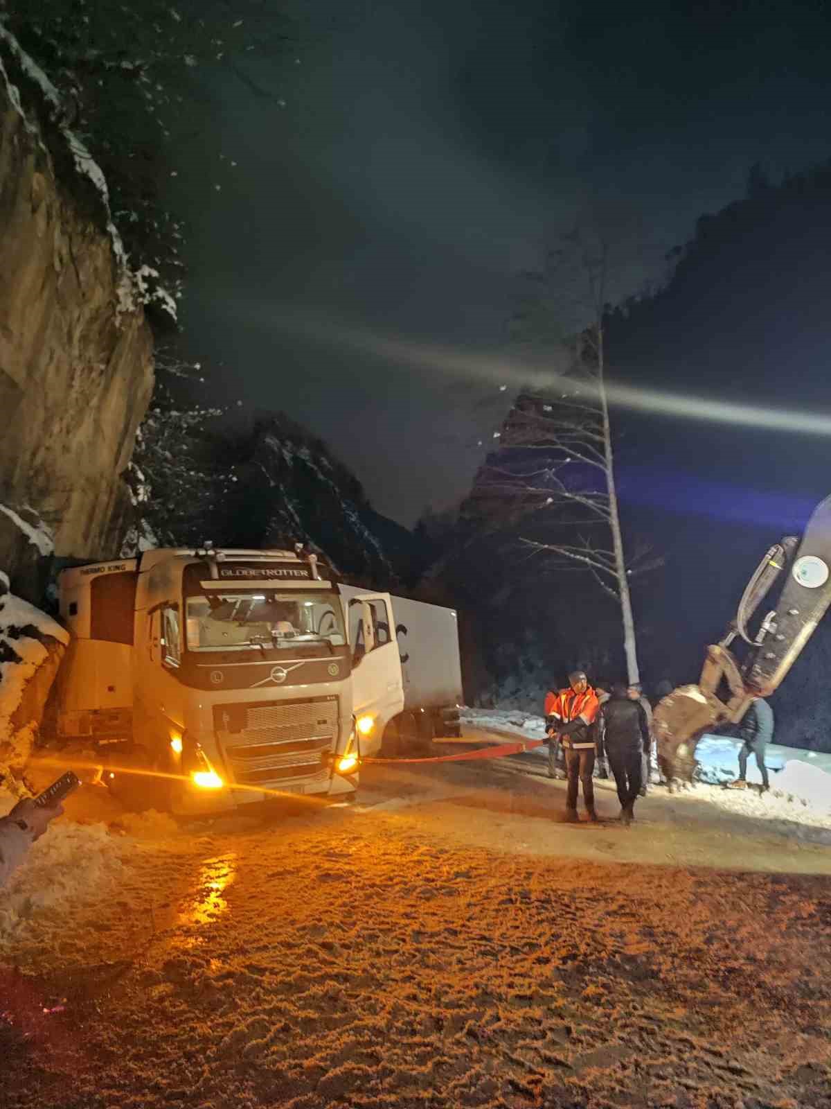 Karda mahsur kalan tır belediye ekipleriyle kurtarıldı
