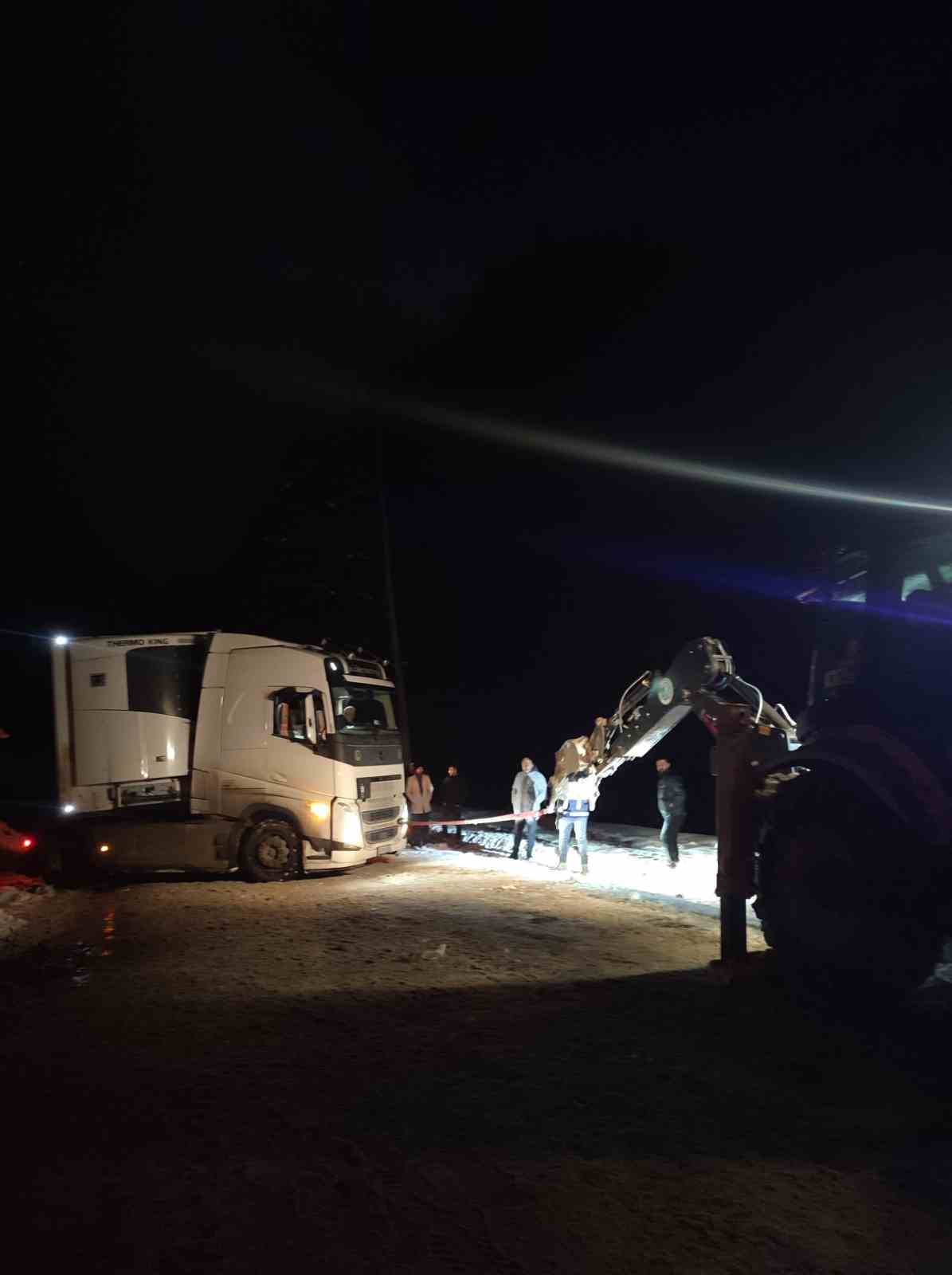 Karda mahsur kalan tır belediye ekipleriyle kurtarıldı
