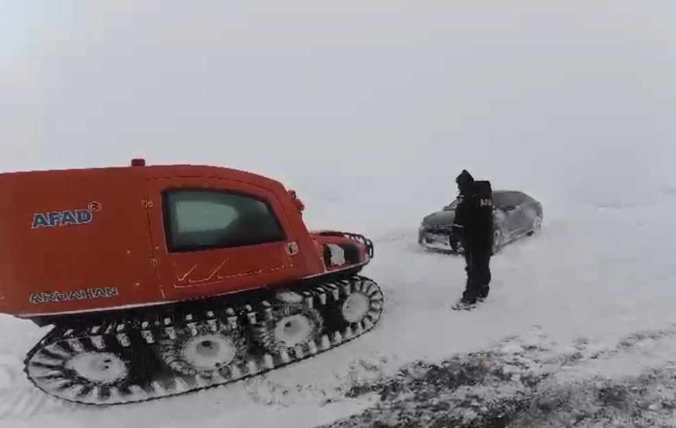 Karda mahsur kalanların imdadına AFAD yetişti
