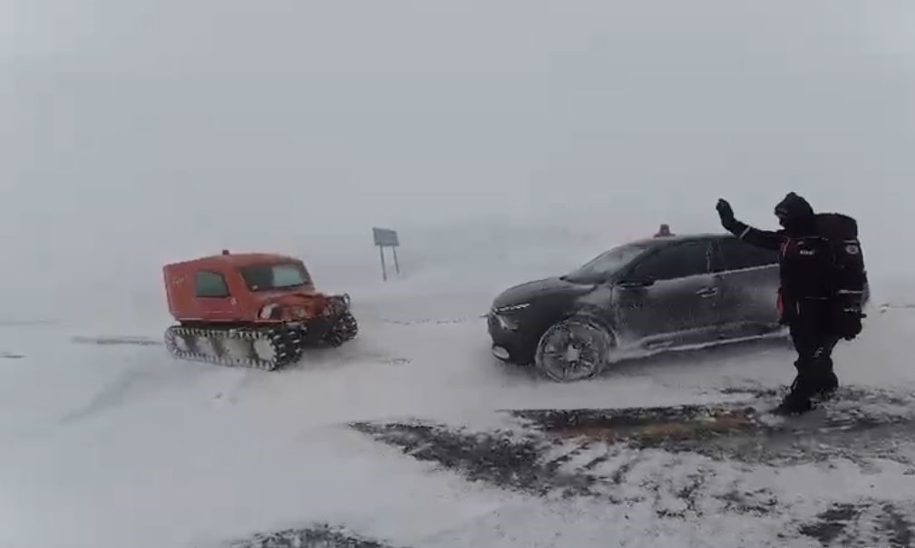 Karda mahsur kalanların imdadına AFAD yetişti
