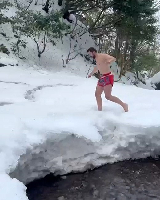 Karda şortla gezip şelale altında antrenman yaptı
