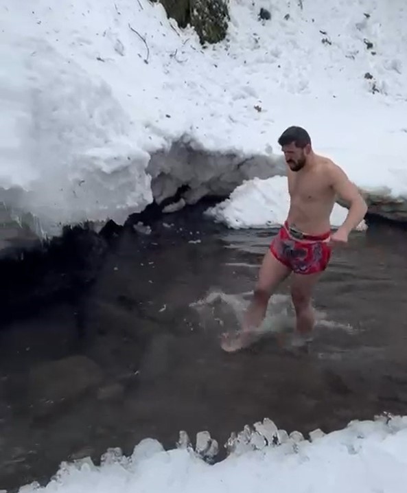 Karda şortla gezip şelale altında antrenman yaptı
