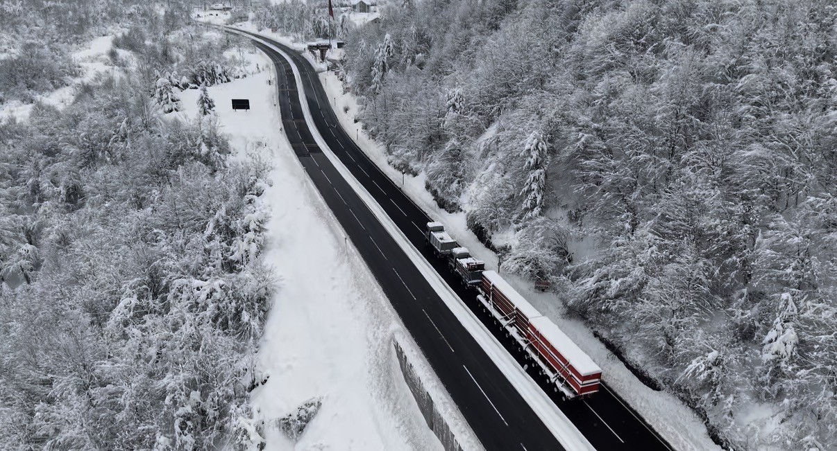 Karda yolda kalan tır, 2 çekici ile kurtarıldı
