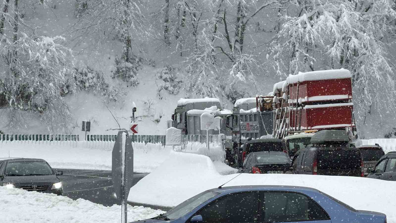 Karda yolda kalan tır, 2 çekici ile kurtarıldı
