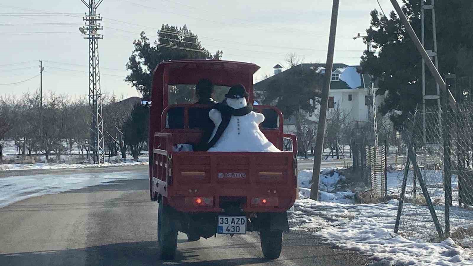 Kardan adam motosiklet kasasında yola çıktı

